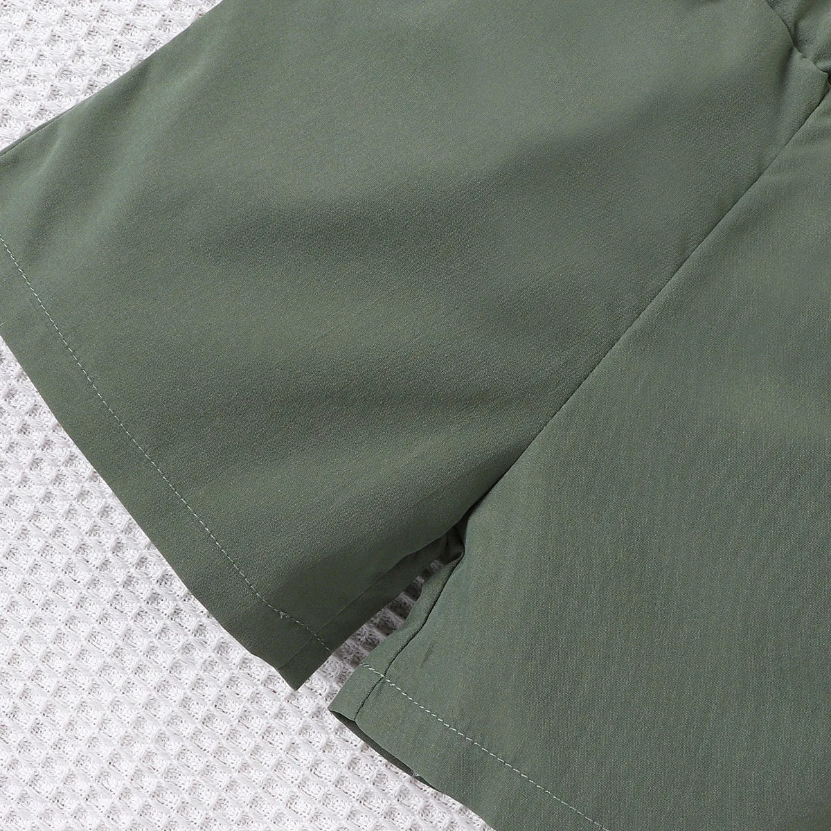 Set of fashionable and casual solid color splicing short sleeved shirt top and shorts for baby boys, summer