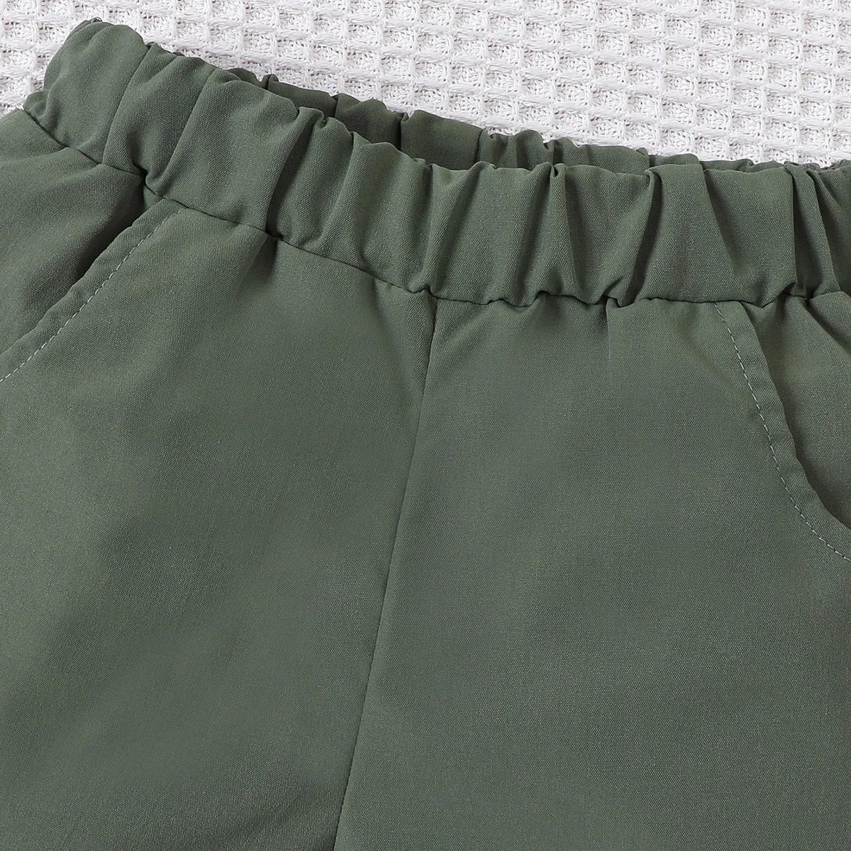 Set of fashionable and casual solid color splicing short sleeved shirt top and shorts for baby boys, summer