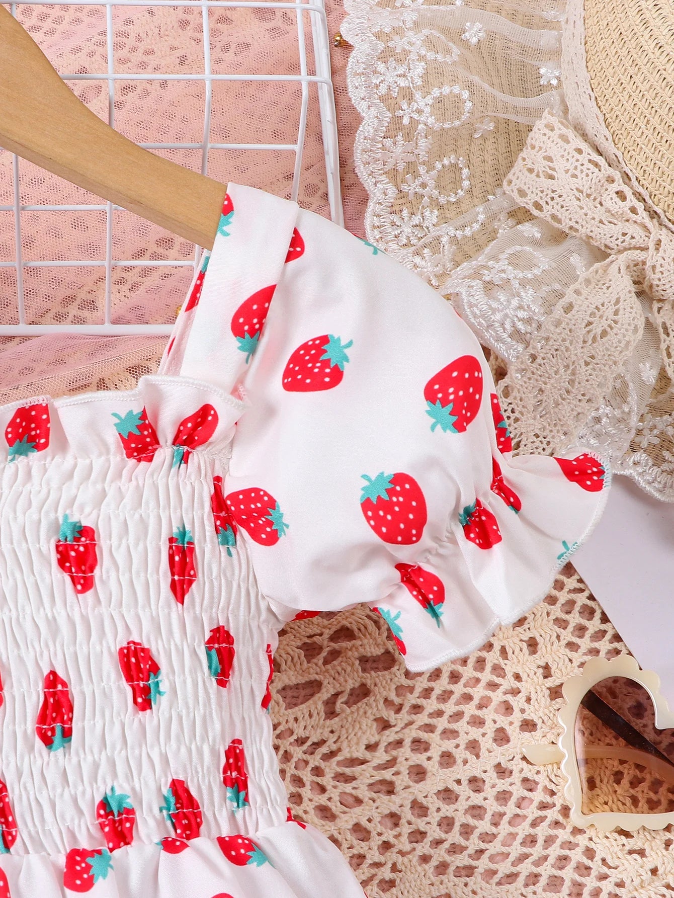 Single piece baby girl baby fashionable, sweet and cute short sleeved bubble sleeve strawberry print dress for summer