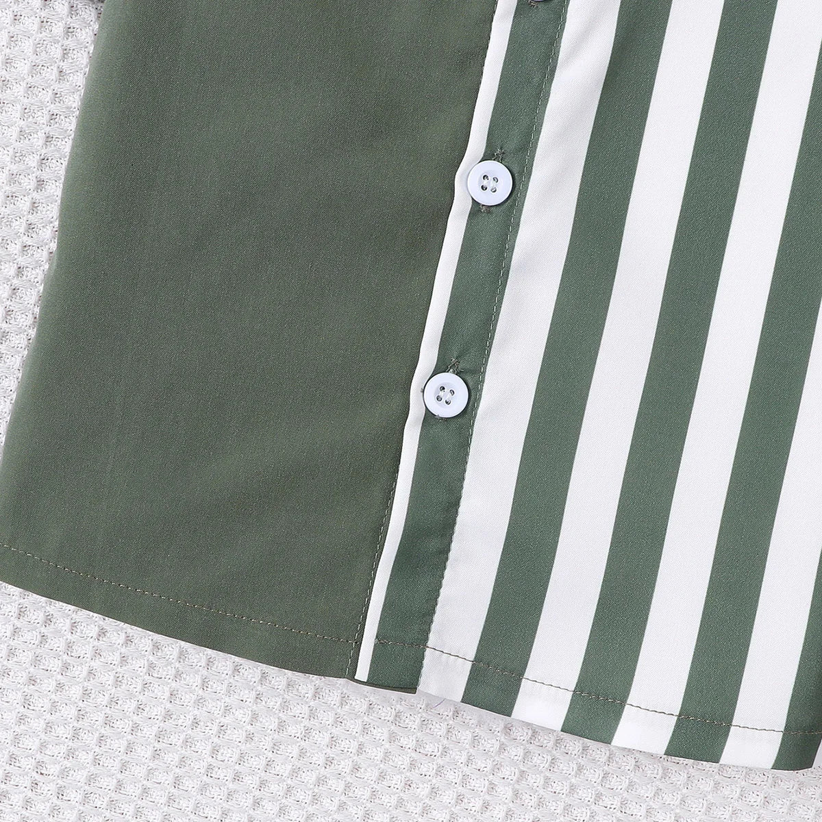 Set of fashionable and casual solid color splicing short sleeved shirt top and shorts for baby boys, summer